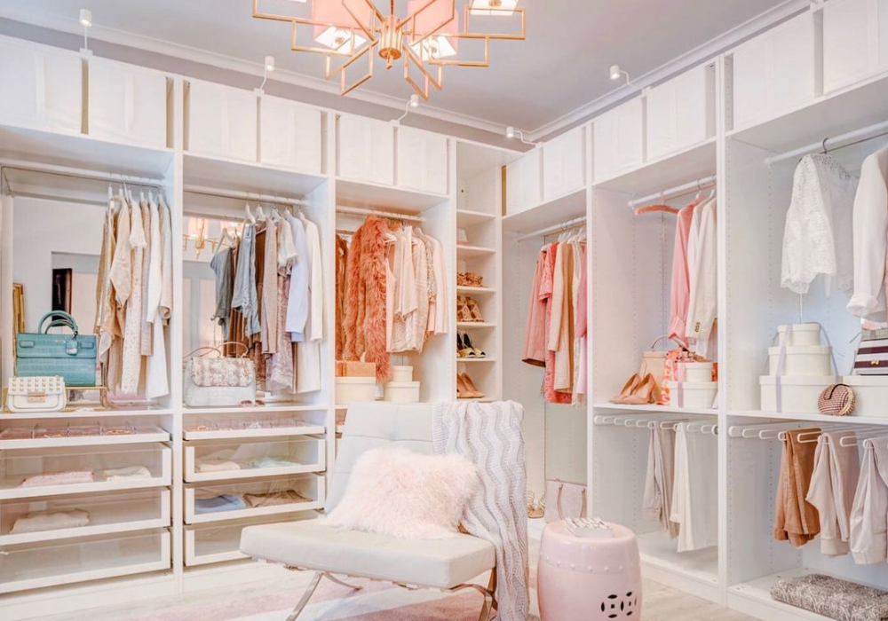 Phòng thay đồ với tông màu trắng và hồng nhẹ nhàng