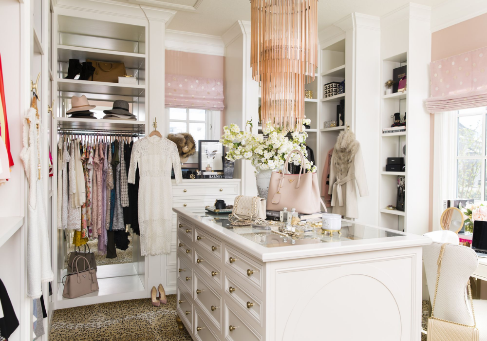 Tông màu trắng tinh tế cùng lối thiết kế sang trọng mang đến một không gian walk-in closet mơ ước