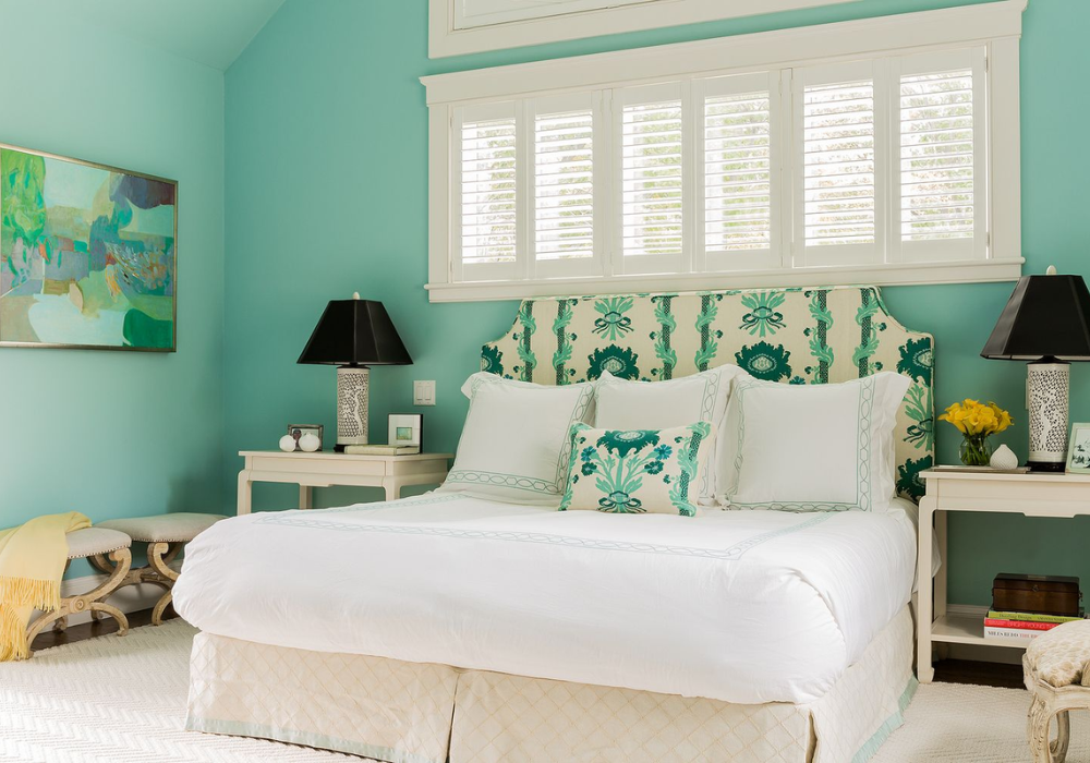 Phòng ngủ màu xanh lam tươi sáng nhưng không kém phần ấm áp