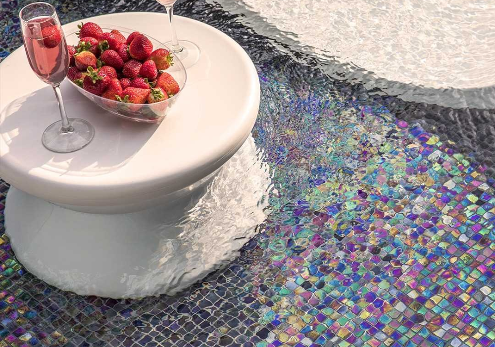 Gạch mosaic ốp bể bơi lấp lánh dưới ánh mặt trời