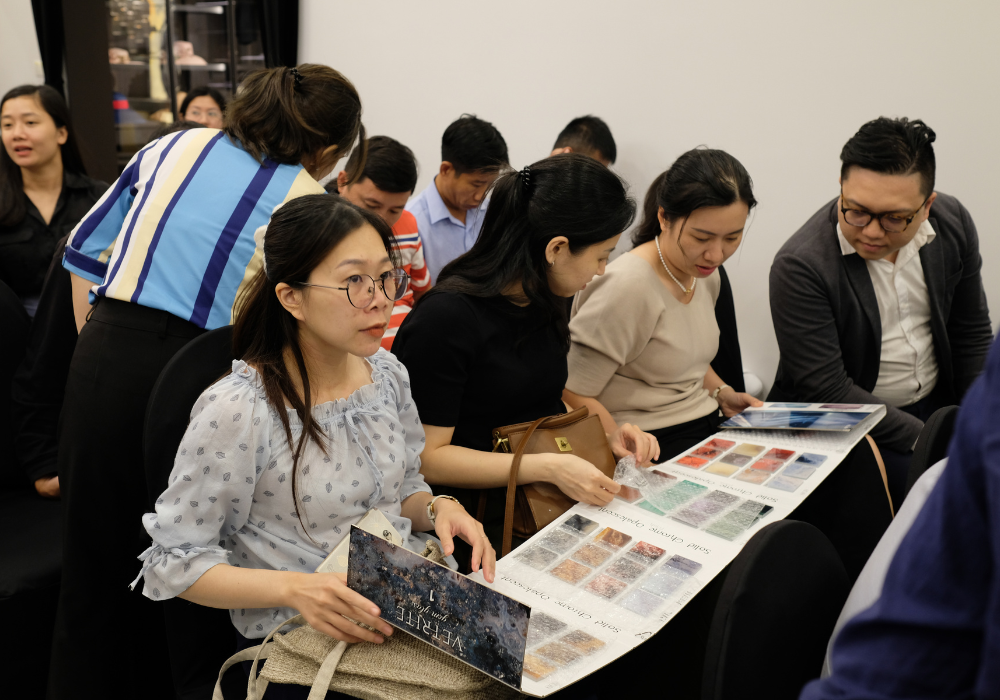 Các mẫu kính Vetrite thu nhỏ được giới thiệu đến các anh chị tại các buổi workshop