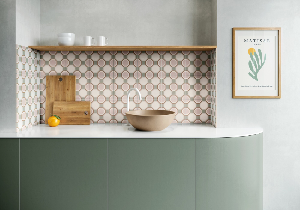 Ốp gạch ở phòng bếp không chỉ để dễ dàng trong việc vệ sinh mà còn có chức năng trang trí, tạo điểm nhấn