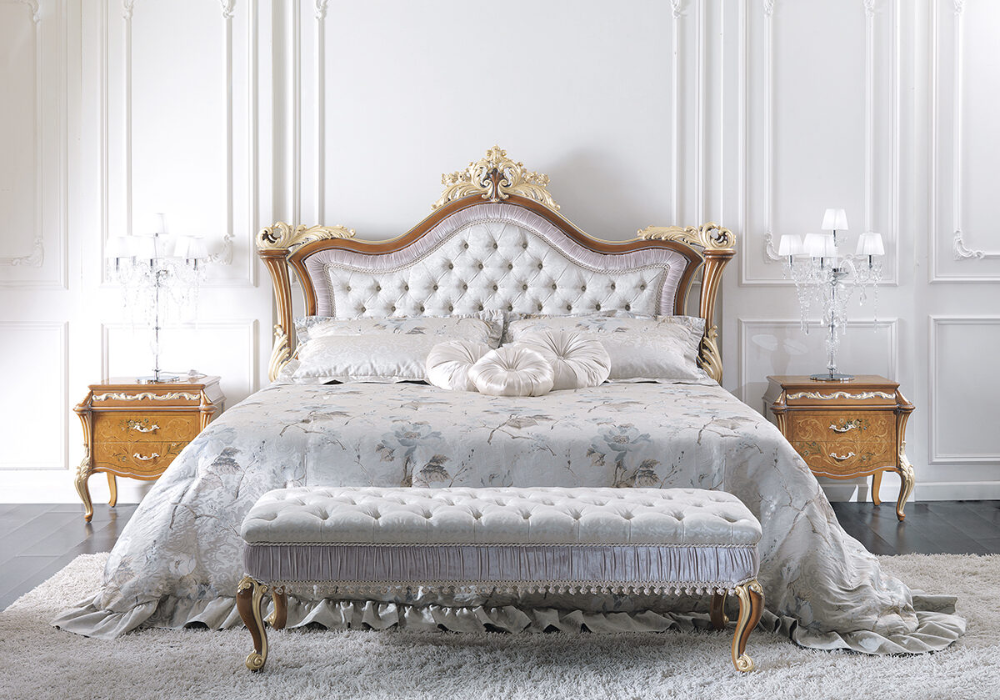Chiếc giường cổ điển với những chi tiết chạm khắc tinh xảo, đầu giường cầu kỳ và chất liệu gấm