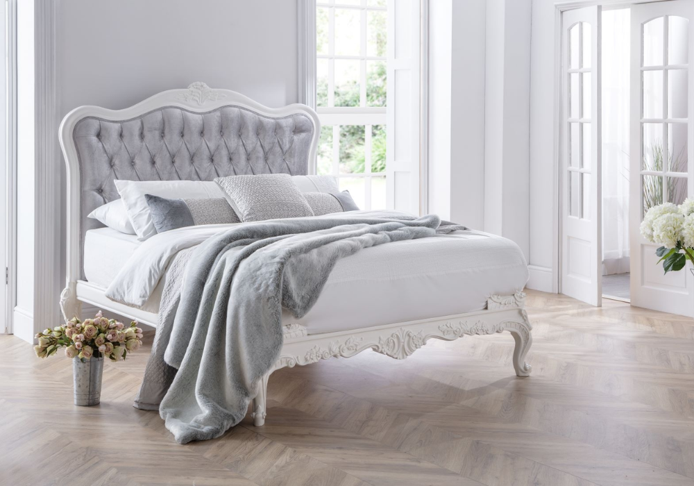 Mẫu phòng ngủ cổ điển kiểu Pháp màu trắng thanh lịch với giường ngủ được chạm khắc tỉ mỉ