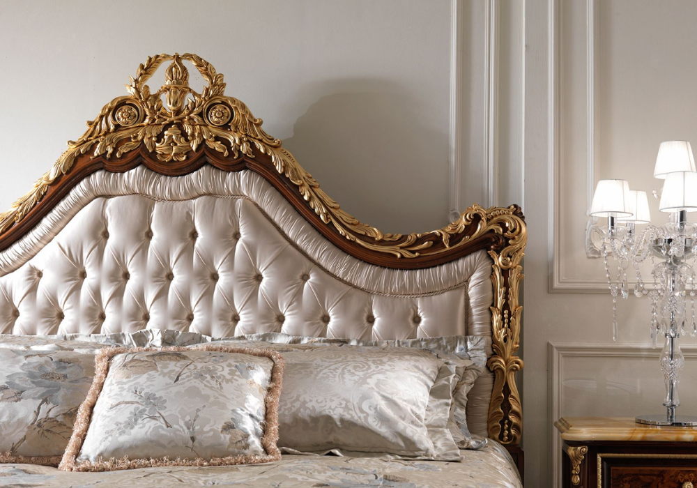 Phòng ngủ cổ điển đặc trưng bởi đầu giường cao, có độ cong và được chạm khắc tỉ mỉ