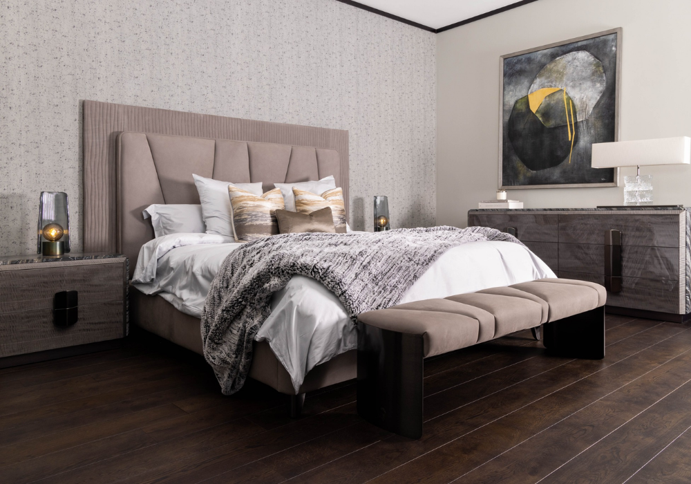 Giường ngủ với đầu giường lớn đặc trưng của phòng ngủ phong cách sang trọng