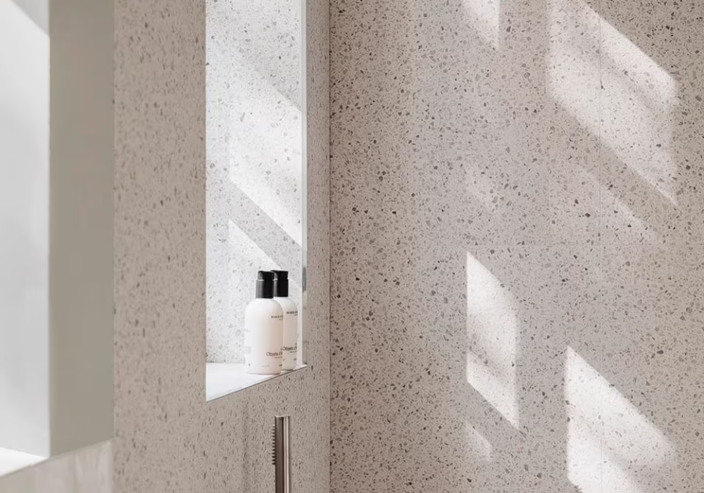 Hiệu ứng đá terrazzo mang đến vẻ đẹp tinh tế và sự thư giãn thoải mái cho không gian phòng tắm