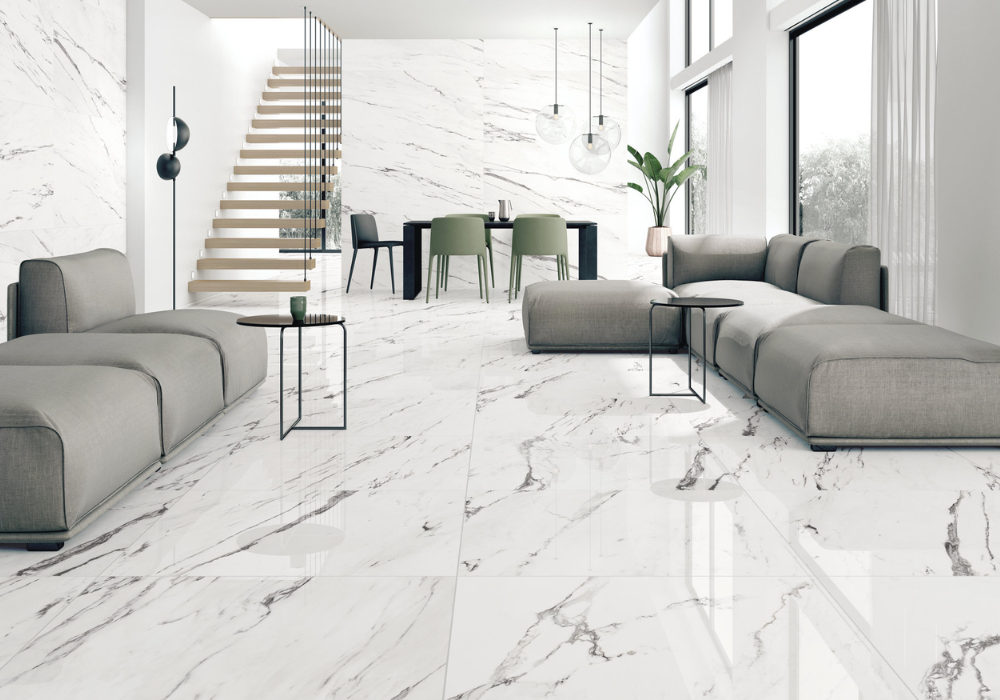 Gạch hiệu ứng vân đá đồng bộ trên tường và sàn nhà mang đến cảm giác rộng mở cho không gian phòng khách