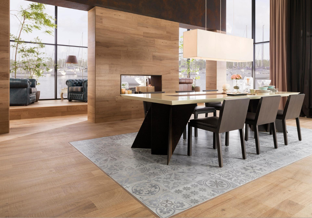 Sự kết hợp của gạch vân gỗ và gạch họa tiết tạo ra bầu không khí tinh tế, thư giãn cho phòng bếp