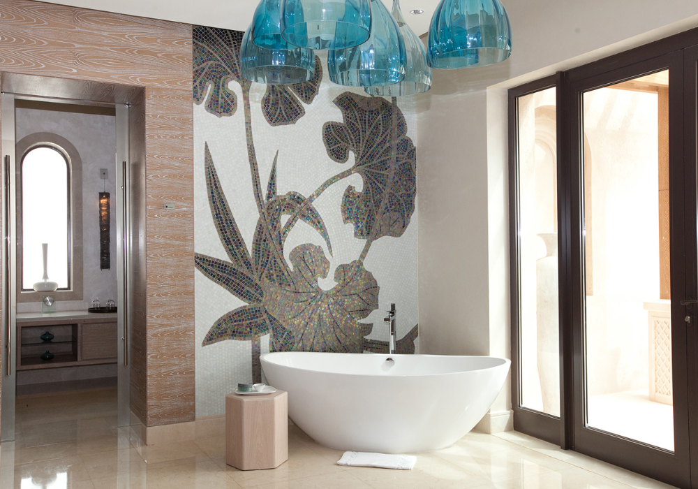 Những bức tranh mosaic tạo điểm nhấn cho tường phòng tắm
