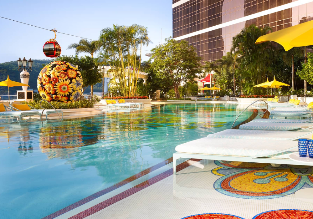 Màu sắc và hoa văn gạch mosaic cần phù hợp với phong cách, tổng thể thiết kế hồ bơi