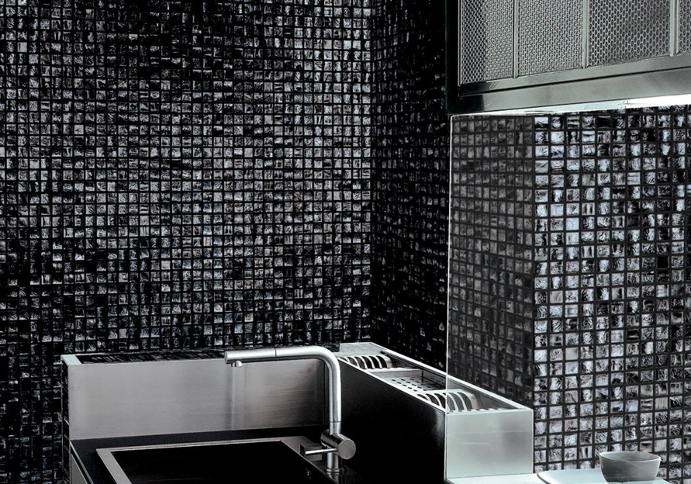 Mẫu gạch mosaic ốp bếp màu đen độc đáo