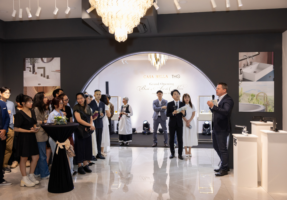 Đại diện THG Paris giới thiệu các bộ sưu tập nổi bật của THG Paris tại sự kiện