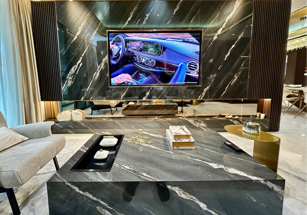 Sự đối lập giữa gạch lát sàn và đá SapienStone tạo nên điểm nhấn sang trọng, ấn tượng cho không gian phòng khách