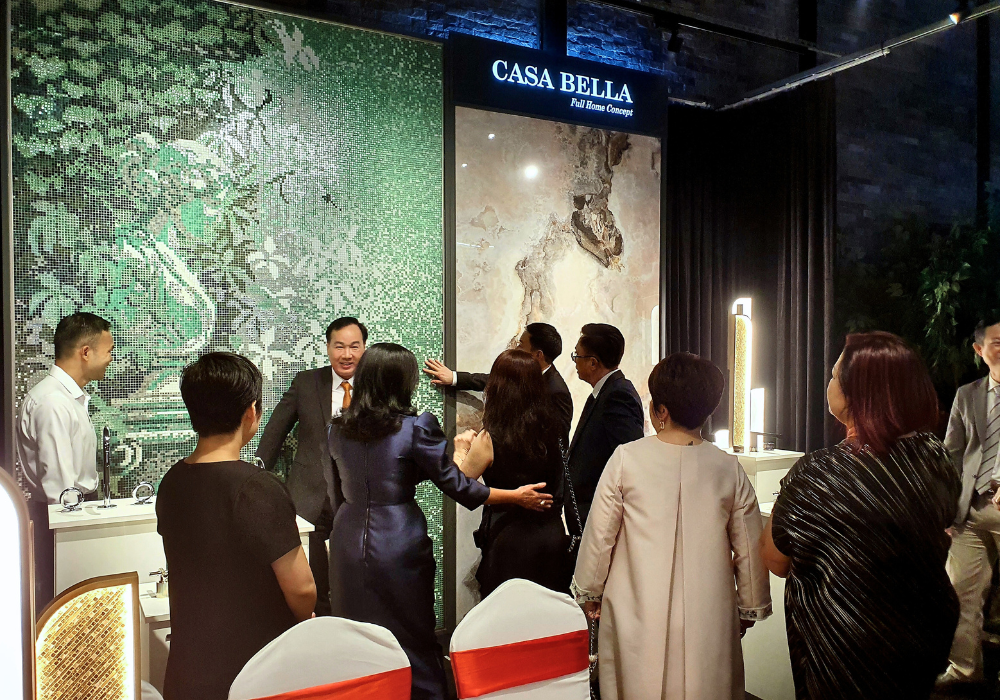 Gian hàng trưng bày gây ấn tượng đến các quý khách hàng