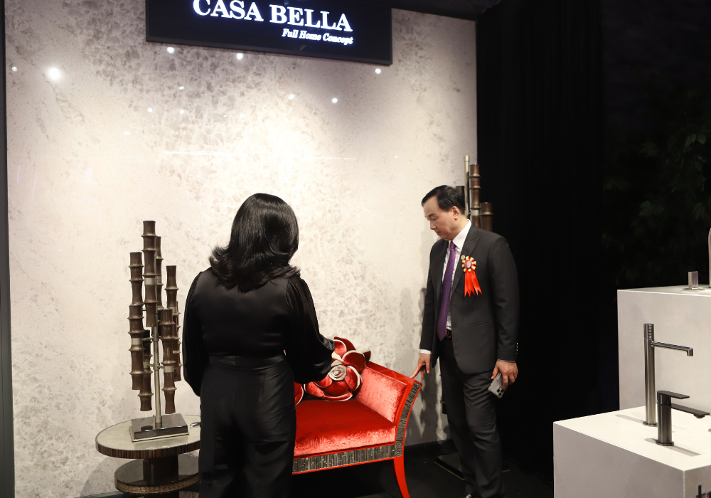 Gian hàng trưng bày thu hút khách mời ghé thăm